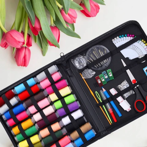 ZESTAW DO SZYCIA przybornik krawiecki nici igły nożyczki centymetr 112 el.