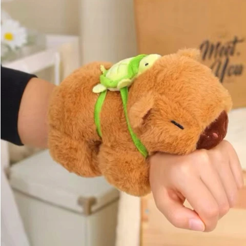 KAPIBARA NA RĘKĘ Z PLECAKIEM MASKOTKA PLUSZAK OPASKA ZWIERZĄTKO ZABAWKA Wiek dziecka: 4 lata +